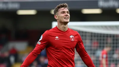 Phillips' brace fuels St Mirren win, puts Falkirk on back foot